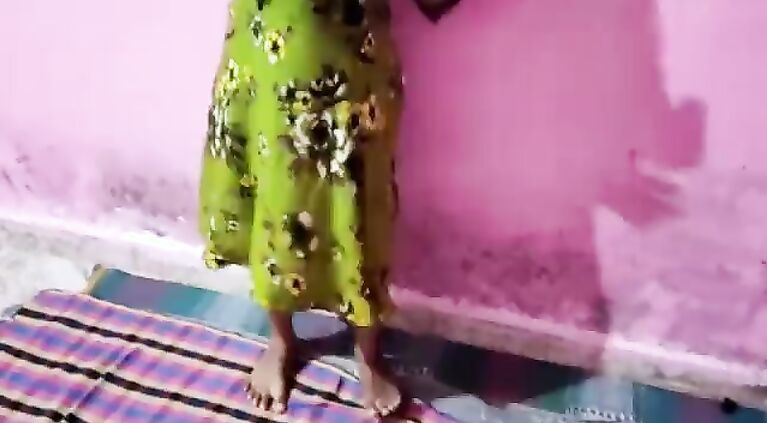देसी भाभी को लेटा लेटा के चोदा