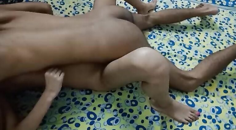 चुत मार मार कर सूजा दी| घर में चोदा भाई ने Divya Sood