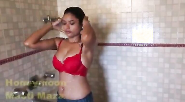 Tamil Delhi Bhabhi Cute Sex Clip in Shower Huge Boobs