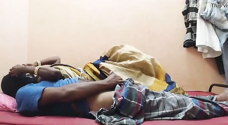 चालक ने फटी हुई चूत का बहुत मज़ा लिया