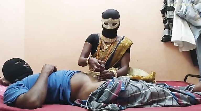 चालक ने फटी हुई चूत का बहुत मज़ा लिया