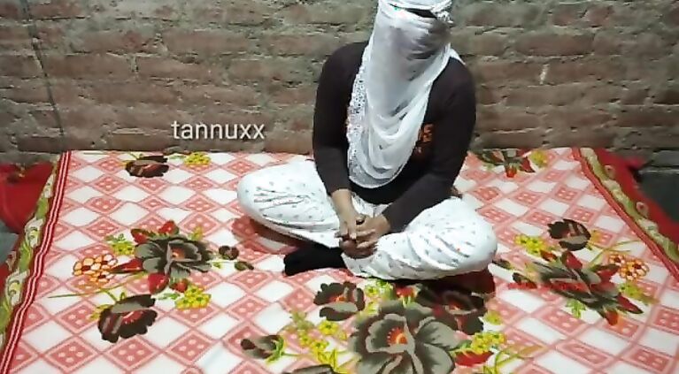 एसा चुत पहिले नहि देखा होगा निशा छोरी गांव की अपनी गर्लफ्रेंड को स्कूल लेजाने के बहाने गर्लफ्रेंड पहुँची रूम फिर हुयी कुछ येसी