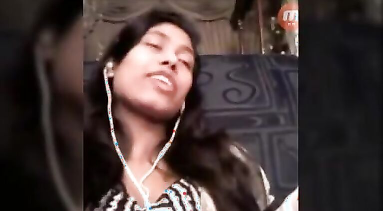 Desi Young College Girl On Clip Call - Wowmoyback