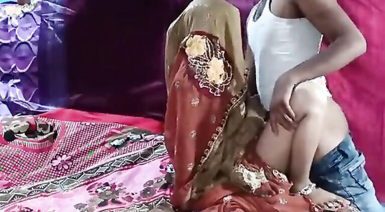 सादी के बाद पड़ोसी की बीवी को चोरी से चोदा