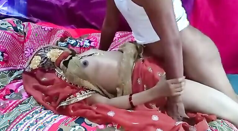 सादी के बाद पड़ोसी की बीवी को चोरी से चोदा