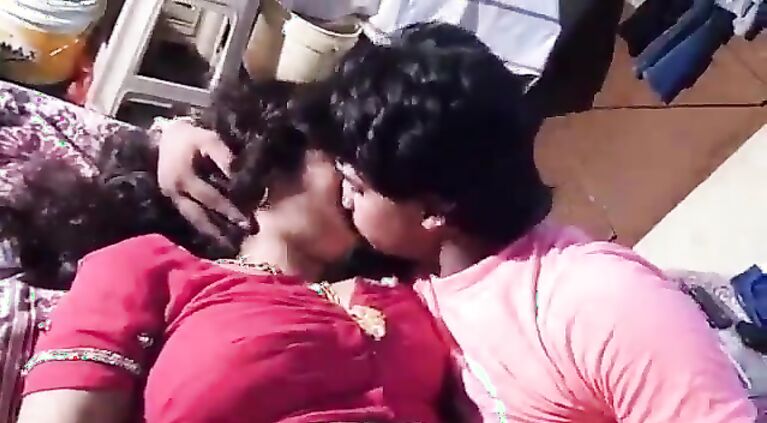 Beautiful aunty make out movie