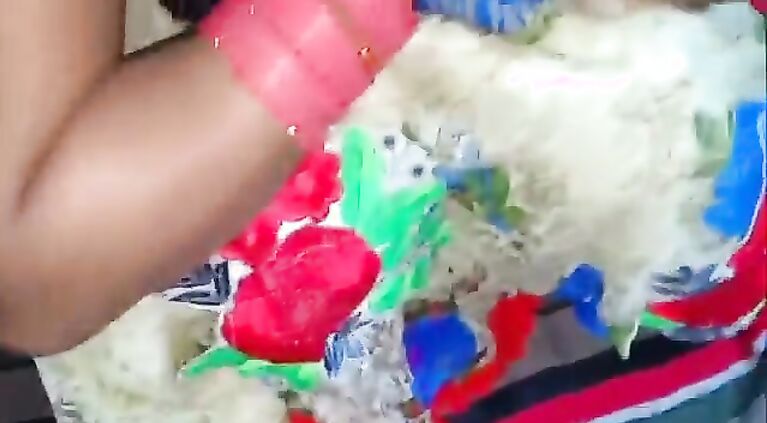 नई नवेली लड़की की चूत पर लड फिसल गया
