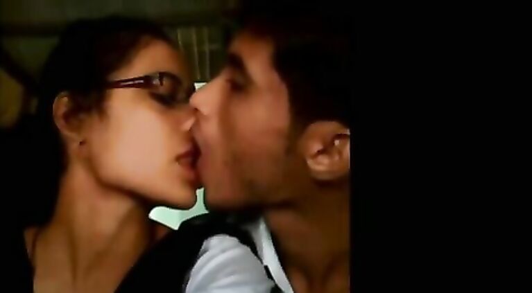 Best kiss film by two lovers whatsapp viral vid College lovers mms clip