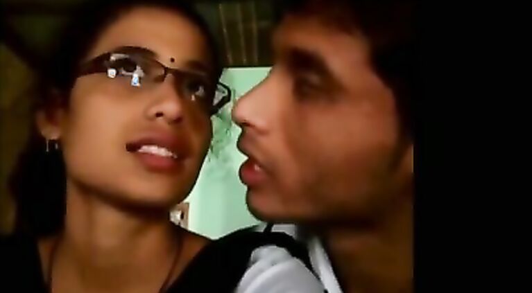 Best kiss film by two lovers whatsapp viral vid College lovers mms clip