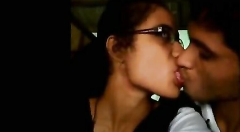 Best kiss film by two lovers whatsapp viral vid College lovers mms clip