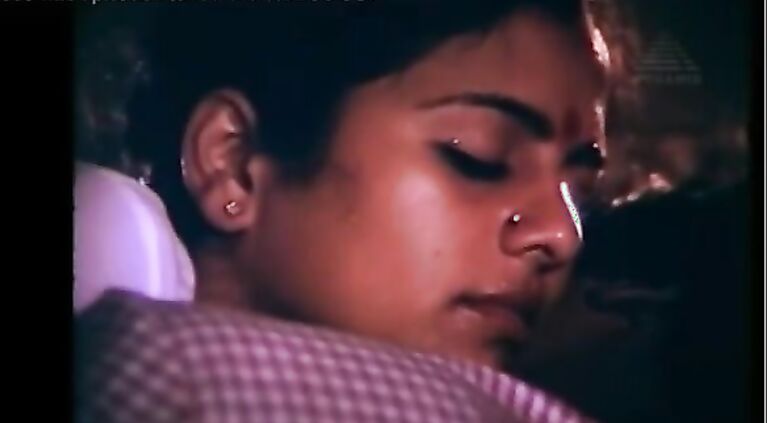 Murli, Kuili uncensored - Kannil Etho Minnal -Song
