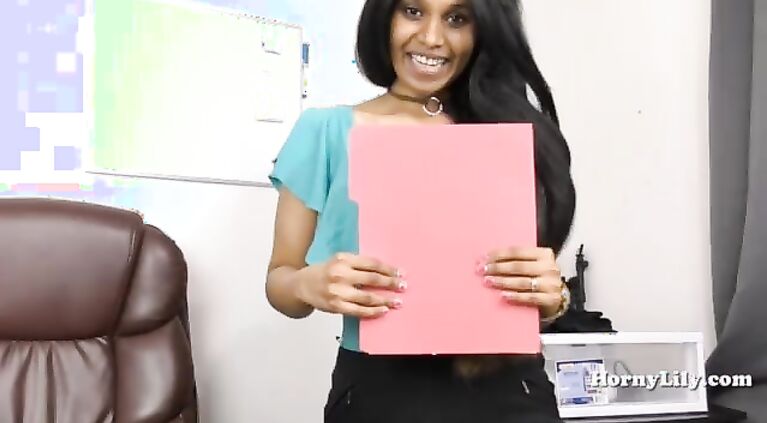 Slutty Indian secretary shows off her skills to her boss in Indian