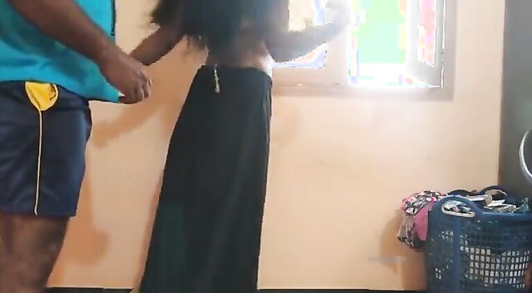 चौकीदार के साथ सेक्स किया मम्मी ने अकेले