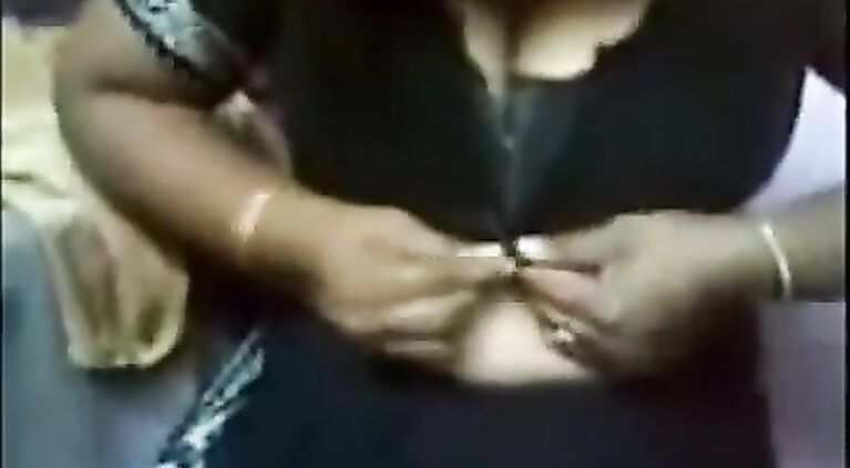 சென்னை சைதாப்பேட்டை 38 வயசு கல்யாணமான ஹவுஸ் ஒய்ப் ஆன்டி வனஜாவின் மொலையை அமுக்கி, சப்பி உறியும் 25 வயசு கல்யாணமாகாத பைக் மெக்கானிக் சங்கர் ஆபாச செக்ஸ் வீடியோ # 2008, செப்டம்பர் 16 # என்னா மொல..! இது மொலையா, இல்ல மலையா..?!!