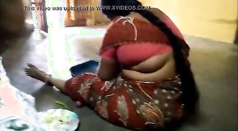 Venneiyur Desi 53 yrs old married sexy - cute wife aunty Mrs. Radhika Gopalan’s beautiful hip seen and enjoyed by her nephew Saravanan secretly super hit viral porn vid @ 0643204164793 # 08.01.2017.