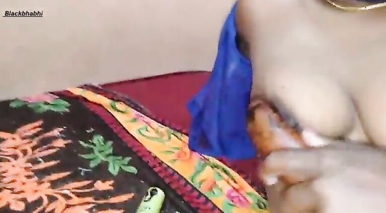 सेक्स खिलौने और गुदाज जिस्म वाली लड़की