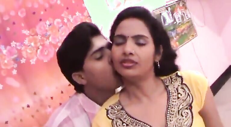 Cute tamil aunty kissing with boyfriend