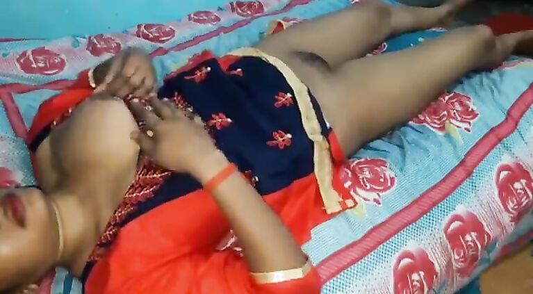 अकेले मे घर पर नौकरानी को पटाया और फिर