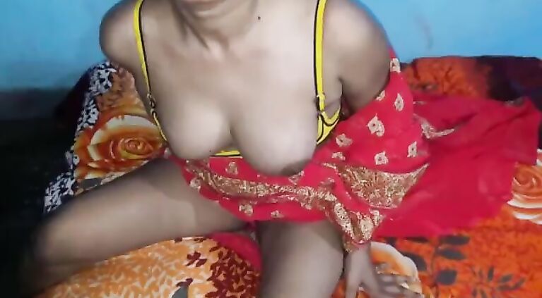 किसी और की बीवी को चोदने के लिये मनाना अलग ही मजा है जब कि वो शादी मे आई हो और पति साथ नही हो जरुर दखे