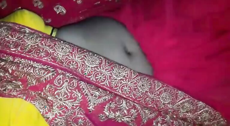 किसी और की बीवी को चोदने के लिये मनाना अलग ही मजा है जब कि वो शादी मे आई हो और पति साथ नही हो जरुर दखे