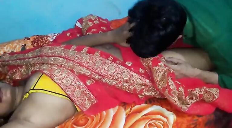 किसी और की बीवी को चोदने के लिये मनाना अलग ही मजा है जब कि वो शादी मे आई हो और पति साथ नही हो जरुर दखे