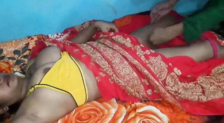किसी और की बीवी को चोदने के लिये मनाना अलग ही मजा है जब कि वो शादी मे आई हो और पति साथ नही हो जरुर दखे