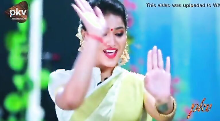 Saniya Sexy Navel Show