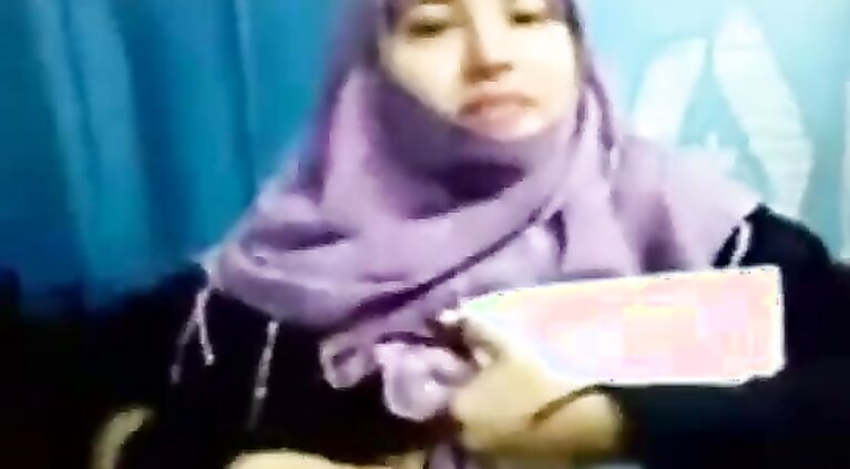 Tamil Pakistani innocent with a hijab shows her boobs - Allvideosx.com