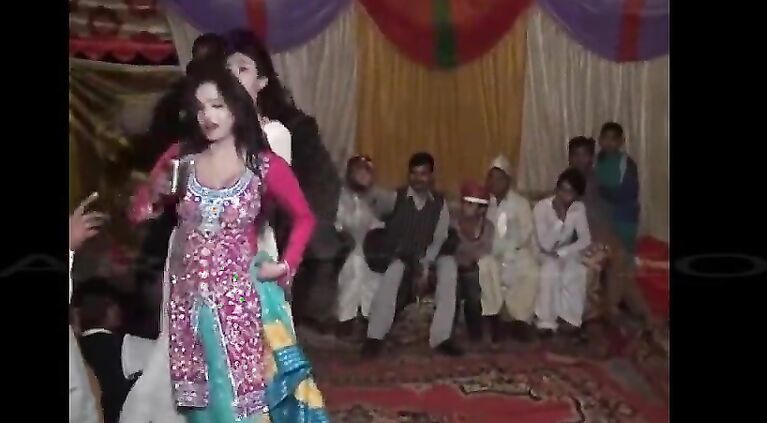 Dance of Escorts in Lahore Party by SexInLahore.Com