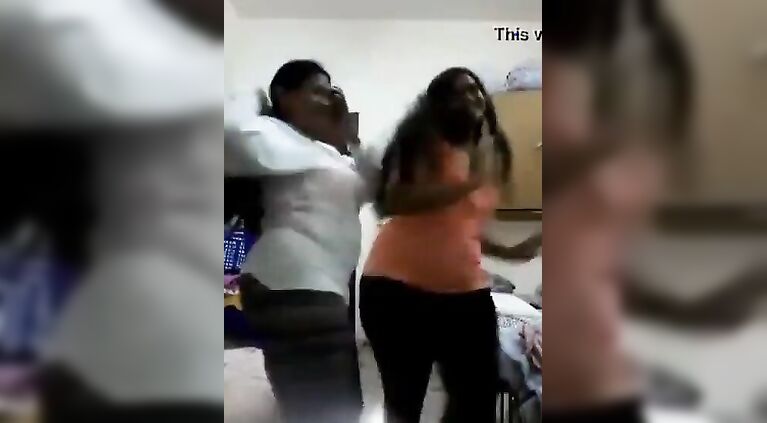 పెద్ద సళు ఆంటీ లా డన్సు