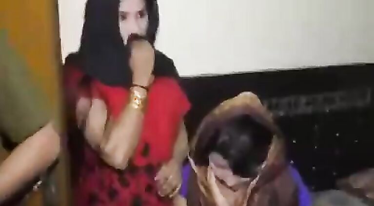 पाकिस्तान होटल में छापा चूदाई करते हुए नंगी पकड़ी खूबसूरत लड़किया ।