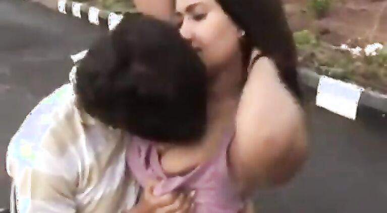 நடு வீதியில் அம்மாவின் பாச்சியை கசக்கி பிழியும் மகன் Desi Mature sex
