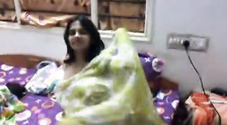 Tamil Indian South Auntie with out blouse-more at 666camgirls.com