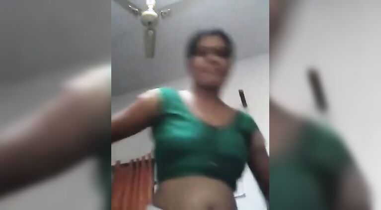 TAMIL Mallu Aunty changing cloths & SHOWING BOOBS