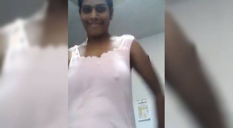 TAMIL Mallu Aunty changing cloths & SHOWING BOOBS