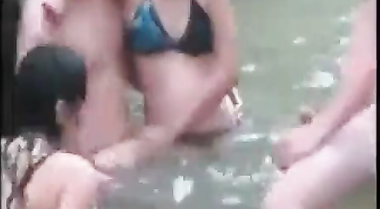 ছাত্র ছাত্রীরা পিকনিকে মজা করছে