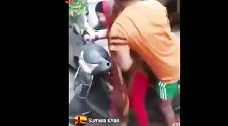 स्कूटी सीखाने के बहाने देवर ने दबाये चुचे