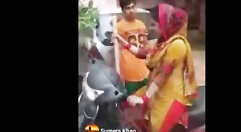 स्कूटी सीखाने के बहाने देवर ने दबाये चुचे
