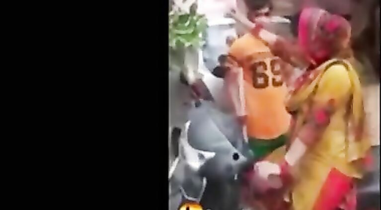स्कूटी सीखाने के बहाने देवर ने दबाये चुचे