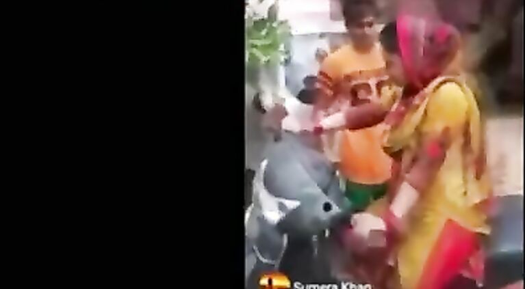 स्कूटी सीखाने के बहाने देवर ने दबाये चुचे