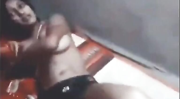 Tamil Chudai of Hot Tamil Village housewife in saree enjoying with husband