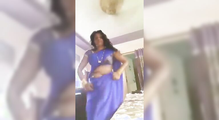 indian aunty in blue saree