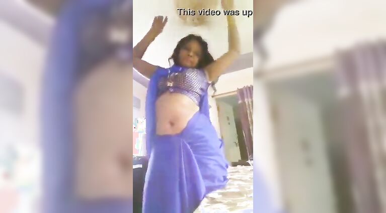 indian aunty in blue saree