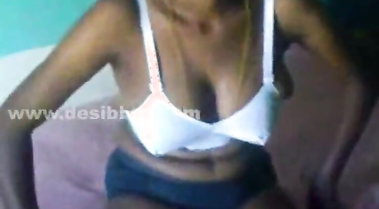 MOVIE-20190503-PV0001-Chennai (IT) Desi 27 yrs old married sexy and hot wife aunty Mrs. Niranjana showing her boobs to her 29 yrs old married husband sex porn film