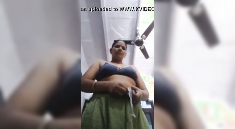 Married sourashtra aunty showing to his ex lover