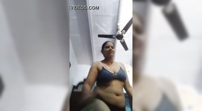 Married sourashtra aunty showing to his ex lover