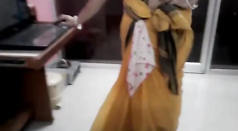 Indian desi Married aunty exposing navel in saree with audio