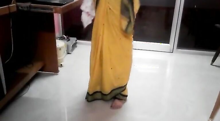 Indian desi Married aunty exposing navel in saree with audio