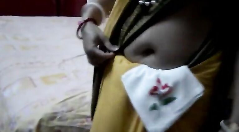 Indian desi Married aunty exposing navel in saree with audio