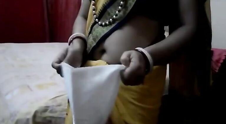 Indian desi Married aunty exposing navel in saree with audio